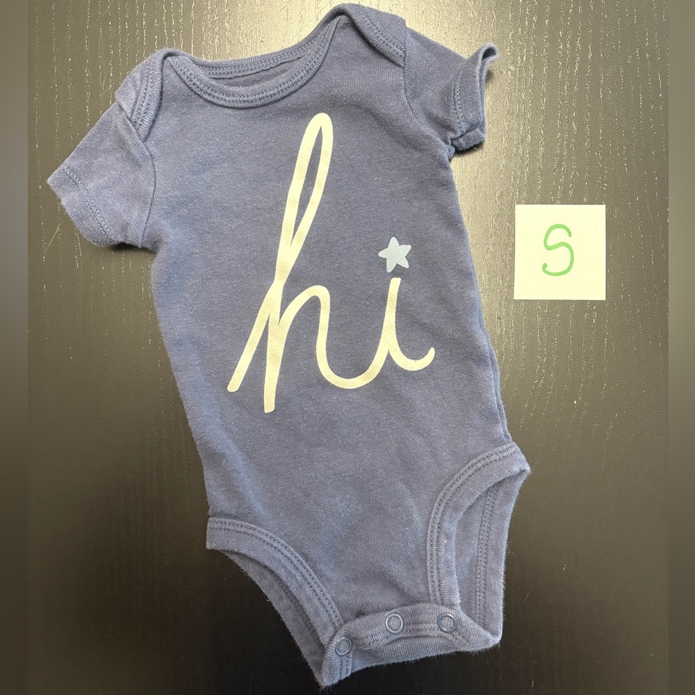 ⭐️4/$5.00⭐️—Carter's NB Blue Onesie with White 'Hi' Print